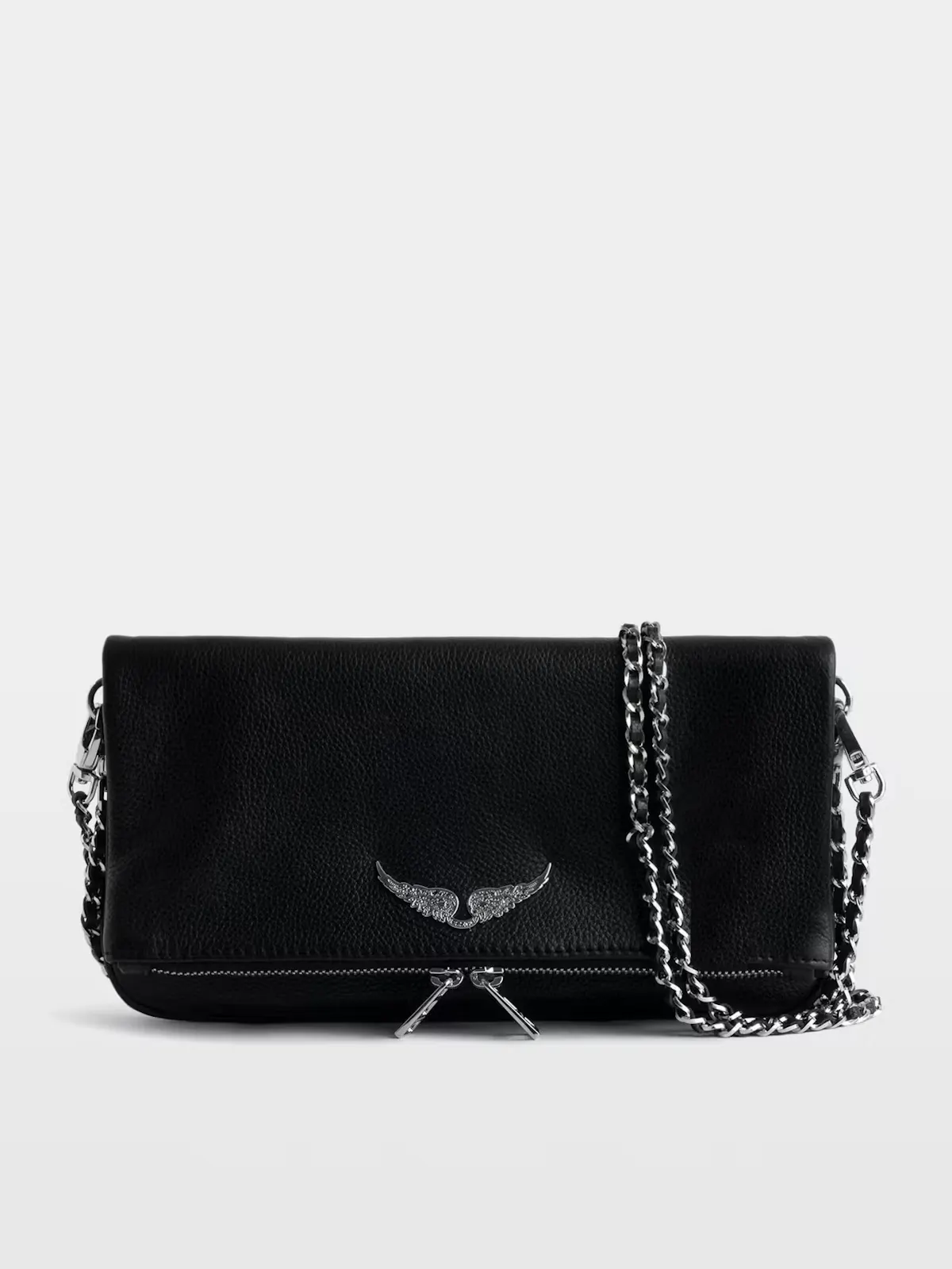 Rock clutch in black grained leather, with silver wings and double chain, on a grey studio background.