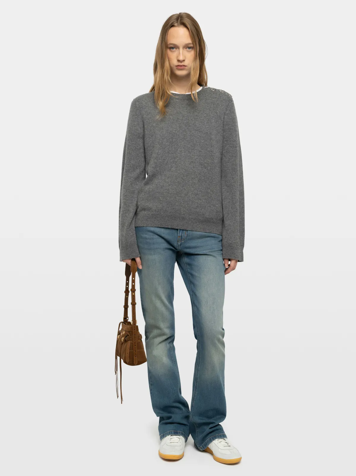 Le pull Cara gris, porté avec un jean.