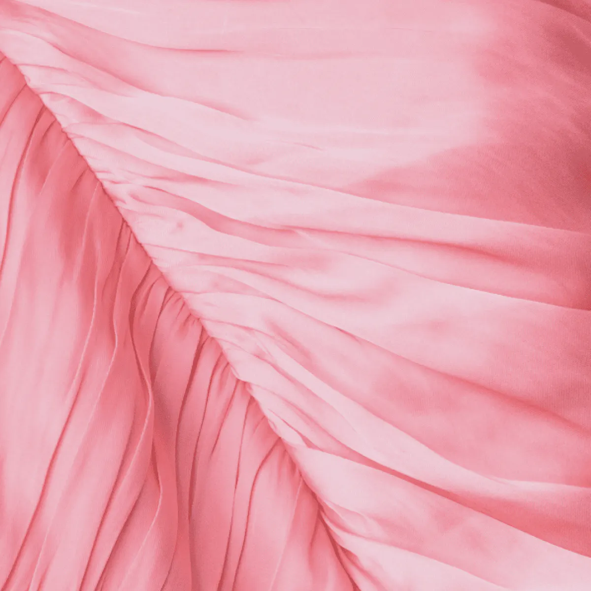 Primo piano di un raso rosa acceso arricciato, pieghe a raggiera.